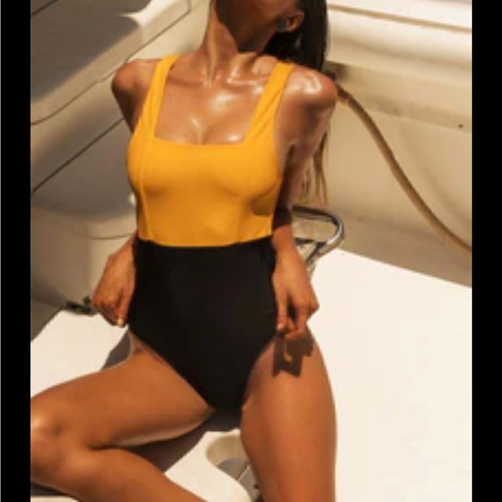Kahli one piece mustard black